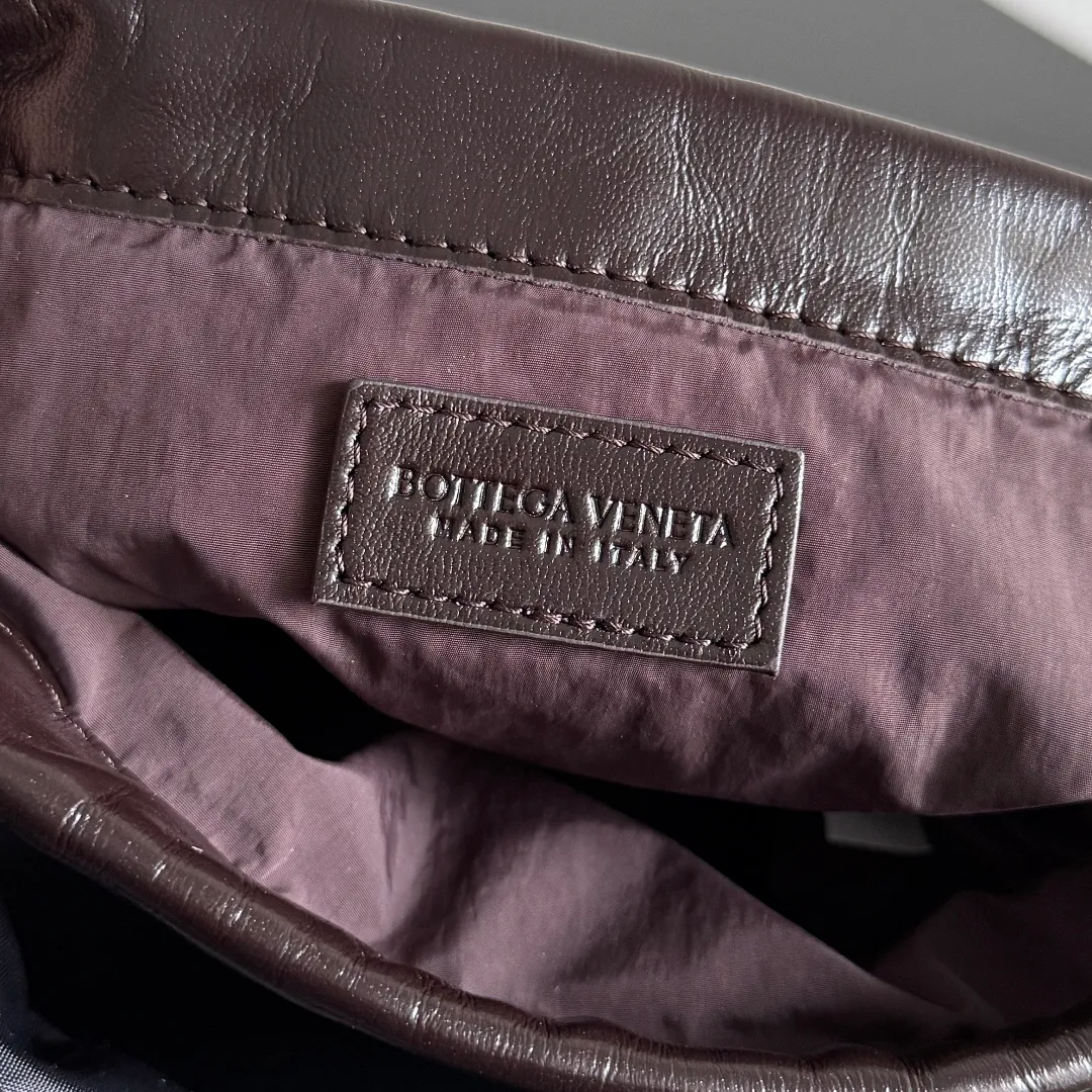 Batch 1400 BOTTEGA VENETA DUSTBAG mini size is officially launched📣📣. It still continues the classic weaving process. The lazy and casual feeling presented by the drawstring pockets is not too suitable for summer. The small back body is light and convenient. It is enough to carry lipstick and tissues when going out every day. It is not easy to make mistakes with any clothes. The shoulder strap has a buckle and pull-out design, which can be adjusted to unlock multiple carrying methods. Style number: 816987 Size: 21*16.6*1cm